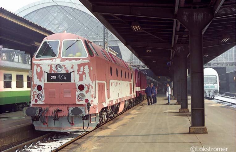 DB 219 164 auf dem Rückweg der Lastprobefahrt nach Chemnitz in Dresden Hbf am 22.02.1994