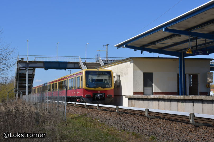 DDR-Flair am S-Bahnhof Schönfließ am 04.04.2020 mit 481 182
