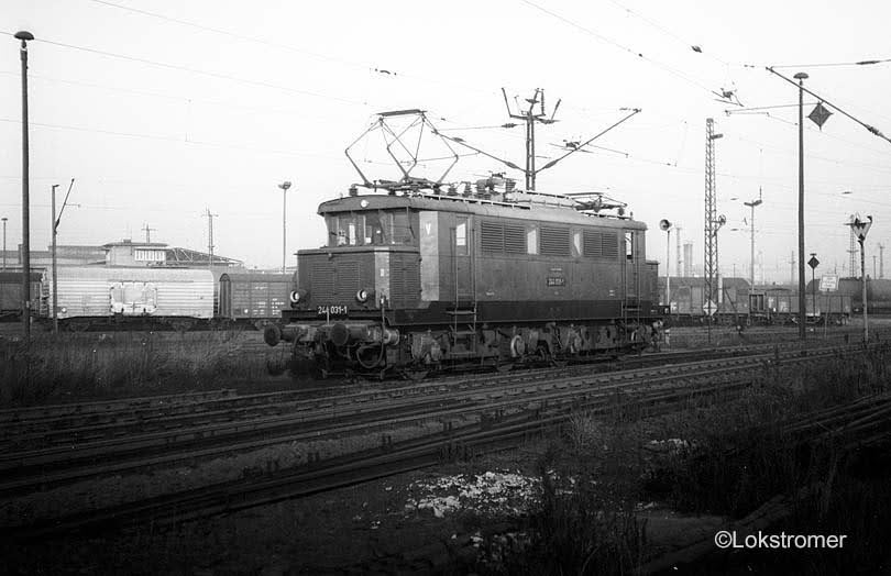 DR 244 031 verlässt am 01.12.1984 das Bw Engelsdorf, um eine Güterzugleistung zu übernehmen.