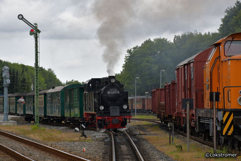 99 4011 fährt am 22. Juli 2019 in Putbus mit Personenzug nach Lauterbach Mole aus