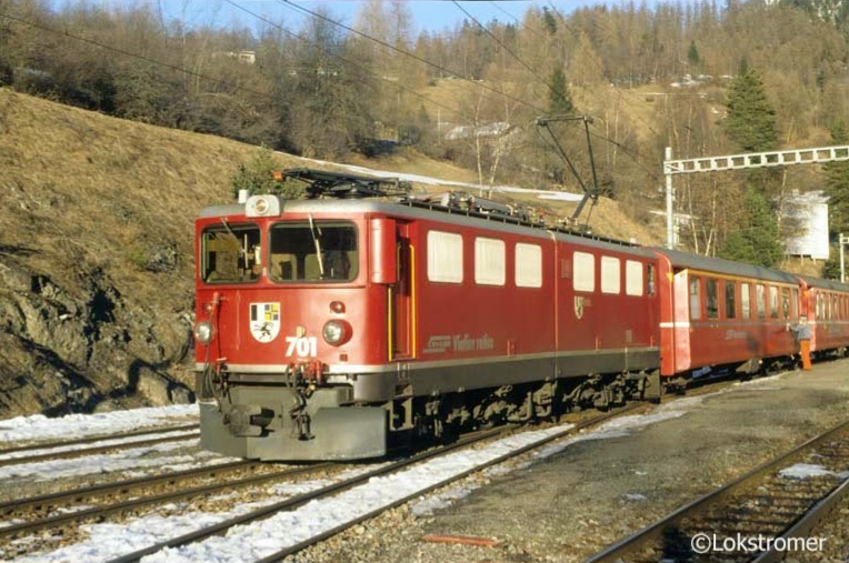 RhB Ge6/6-701 steht am 26.02.2000 in Filisur mit einem abendlichen Regio abfahrbereit nach Davos.