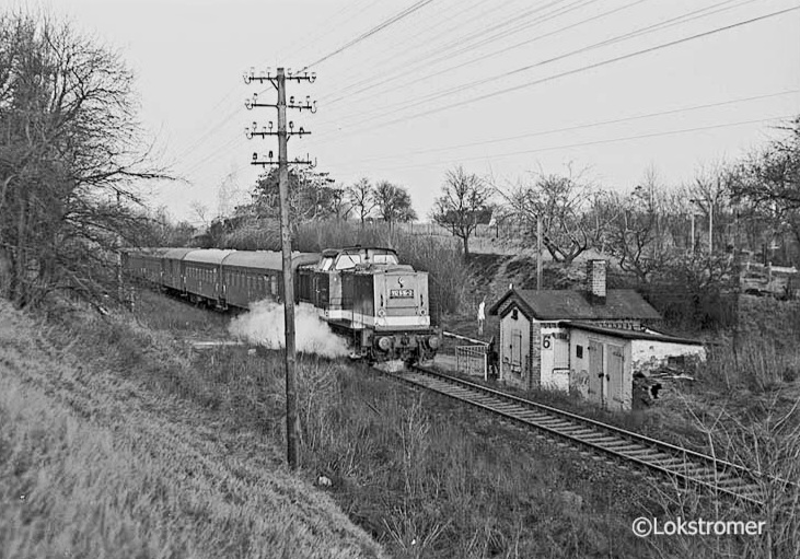 Auf der Fahrt von Weißenfels nach Zeitz DR 112 515 mit Personenzug bei Langendorf.