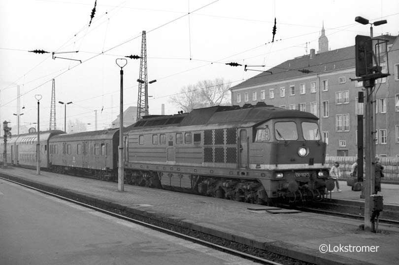 DR 130 102 mit Personenzug aus Nordhausen bei Ankunft in Halle/S. Hbf am 02.04.1990
