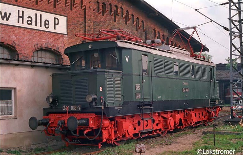 DR 244 108 auf Rangierfahrt im Bw Halle P am 07.05.1994
