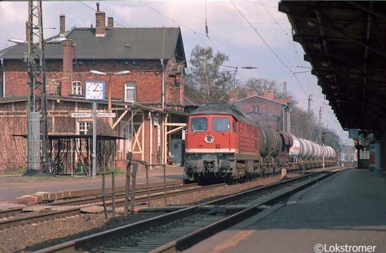 DB 232 017 kommt am 05.04.1993 mit einem Güterzug über den Leipziger Güterring durch den Bahnhof Leipzig-Leutzsch