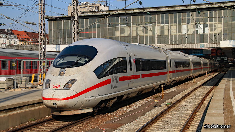 Am 20. April 2011 steht ICE 3 403 551 abfahrbereit in München Hbf .