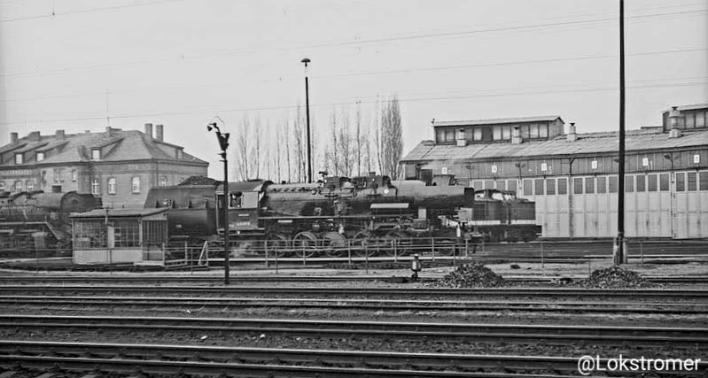 DR 52 8149 auf der Drehscheibe im Bw Elsterwerda am 12.02.1984