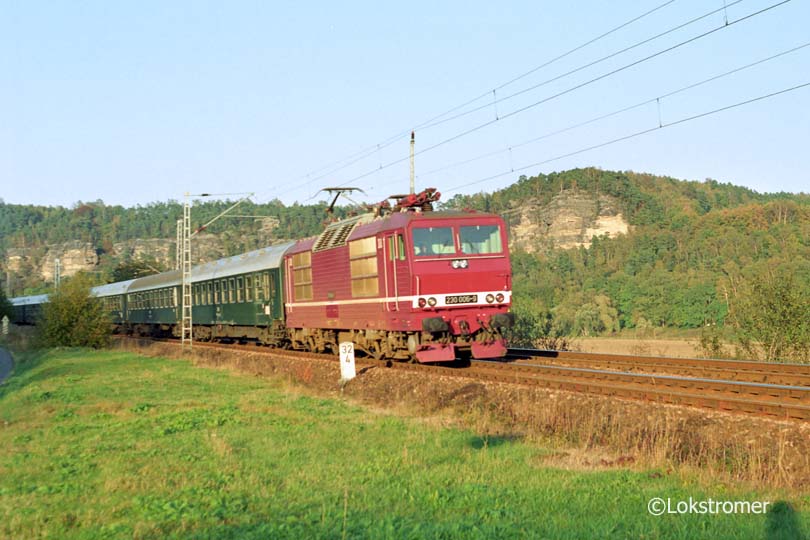DR 230 006 am 26.10.1991 bei Rathen mit Schnellzug von Dresden nach Prag