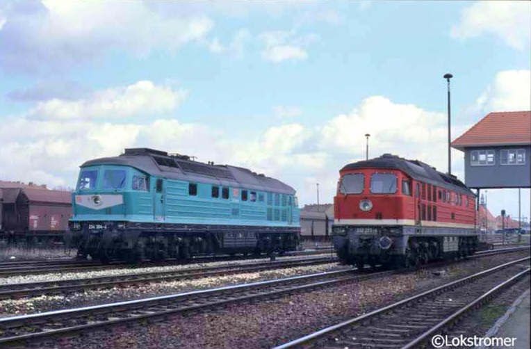 Am 18.03.1995 begegneten sich im Betriebshof Görlitz die mintgrüne DB 234 304 und klassisch lackierte DB 232 277.