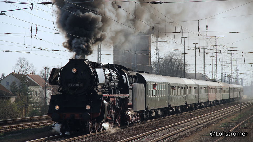 03 2204 während ihrer Abschiedsfahrt mit einem Sonderzug bei Ausfahrt aus Senftenberg am 8. April 2010
