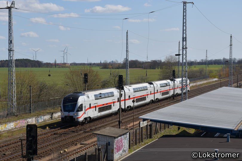 Der frühere Westbahn 4110 011 passiert den früheren Haltepunkt Schönfließ am 04.04.2020