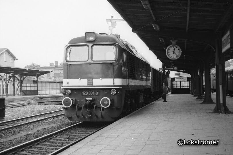Am 15.07.1984 wummerte DR 120 031 mit einem gemischten Güterzug aus Richtung Berlin kommend durch den Bahnhof Angermünde