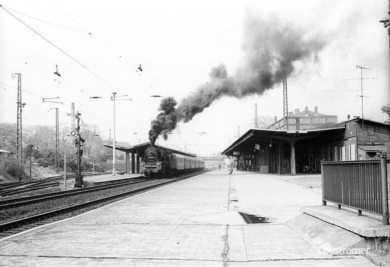 DR 35 1113 mit Eilzug E944 Dresden - Riesa - Dessau - Magdeburg in Roßlau/Elbe am 25.05.1984
