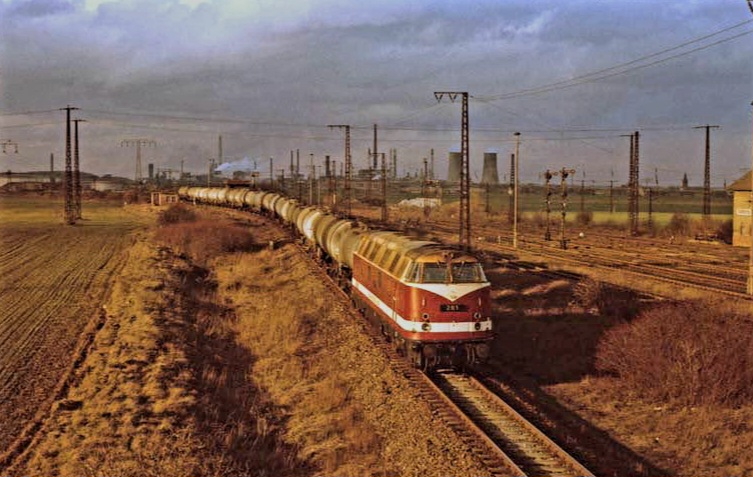 LEUNA V180 201 bringt am 26.02.1989 einen Kesselwagenzug aus den Leuna-Werken in den Bahnhof Großkorbetha zur Übergabe an die Deutsche Reichsbahn