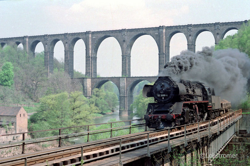 DR 50 3688 des Bw Glauchau mit einem Sandzug durch das Muldetal am Göhrener Viadukt am 02.05.1987