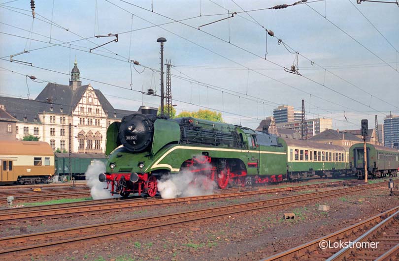 DR 02 0201 mit einem Sonderzug nach Sangerhausen in Halle/Saale Hbf am 22.06.1991