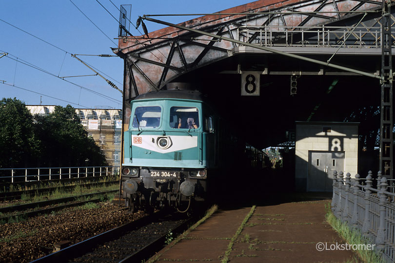DB 234 304 mit Regionalexpress von Görlitz bei Ankunft in Dresden-Neustadt am 06.09.1997