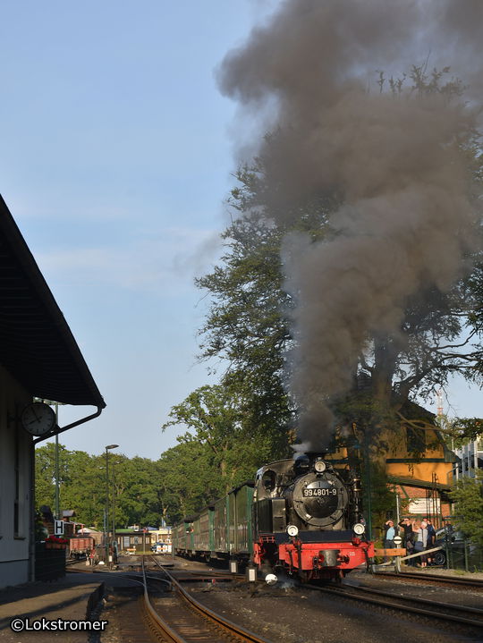 Ausfahrt der 99 4801 in Göhren mit dem letzten Personenzug nach Putbus am 13. Juli 2019