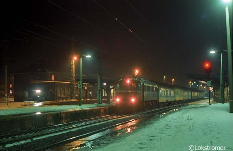 DR E04 01 mit Eilzug von Magdeburg nach Leipzig in Wolfen am 02.12.1993