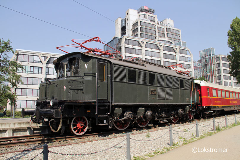 DR E04 20 als Lokdenkmal vor der DB-Zentrale in Frankfurt/Main am 03.07.2015