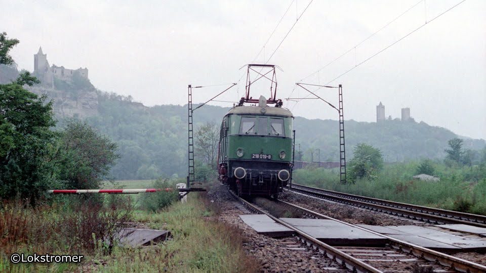 Am 01.10.1989 fährt DR 218 019 Vorspann vor DR 250 047 mit einem Güterzug von Camburg bis Weißenfels. Hier im Saaletal mit Rudelsburg und Burg Saaleck zu sehen.