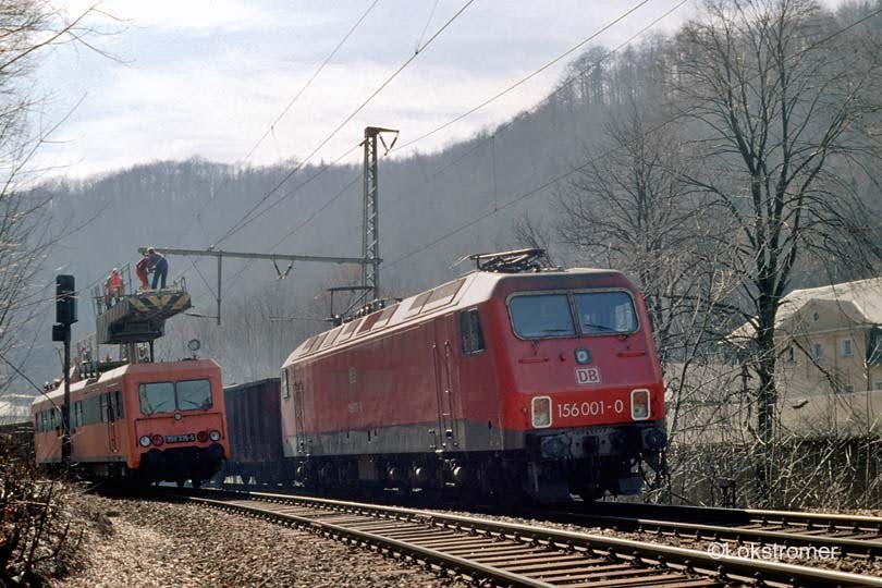 DB 156 001 kommt am 24.03.1995 mit einem Güterzug die Tharandter Rampe herunter. Am Einfahrsignal des Bahnhofs Tharandt passiert der Zug den Oberleitungs-Revisionstriebwagen DB 708 335.
