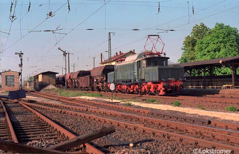 DB 188 945, besser bekannt als DR E94 056, am 03.05.1994 mit Güterzug von Engelsdorf in Richtung Altenburg in Böhlen