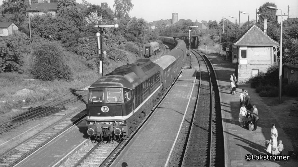DR 132 196 mit Eilzug Aschersleben - Berlin-Schöneweide am 09.09.1984 bei Einfahrt in Belzig (Mark)