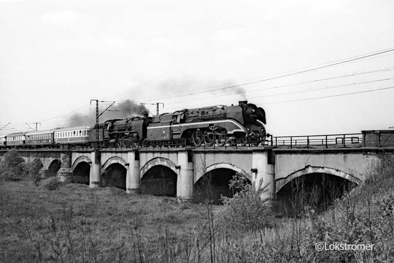 DR 02 0201 und DR 01 137 vor dem Rheingold-Sonderzug auf der Muldebrücke bei Muldenstein am 05.06.1982