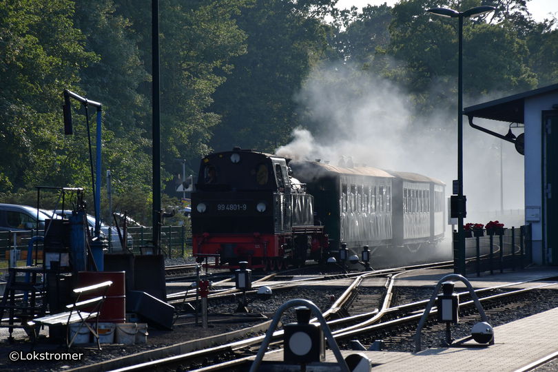 Einfahrt des letzten Personenzuges aus Lauterbach Mole in Göhren am 13. Juli 2019, hier mit 99 4801