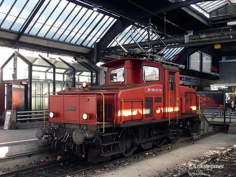 Im Dienstalter von fast 73 Jahren steht am 20.12.2009 in Zürich HB die Elektrolokomotive mit Winterthur-Schrägstangenantrieb SBB Ee3/3-16358 im regulären Rangierdienst.