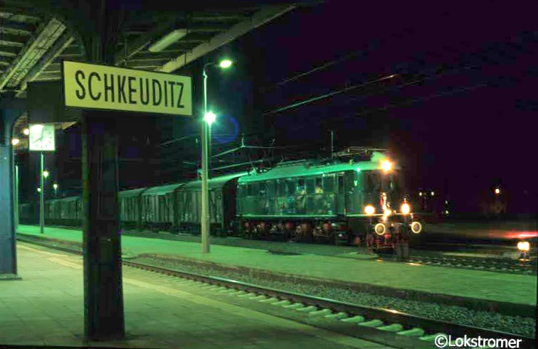 DR E18 31 wartet am 17.02.1995 in Schkeuditz mit einem Postzug von Leipzig MThGbf nach Halle/Saale auf eine Überholung
