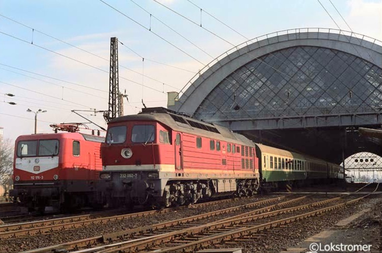 DB 232 092 mit Schnellzug nach Görlitz fährt am 28.02.1994 in Dresden Hbf aus