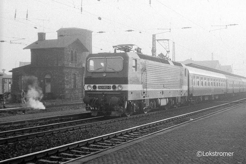DR 243 002 mit Schnellzug nach Berlin am 26.12.1984 in Bitterfeld 