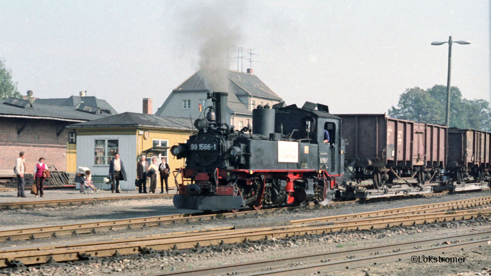 99 1566 der DR in Mügeln mit Güterzug nach Kemmlitz am 29. September 1984