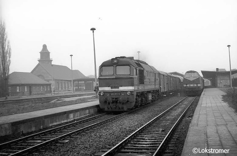 Am 18.03.1984 wummerte 120 201 mit einem Güterzug in Richtung Leipzig durch den Bahnhof Zeitz 