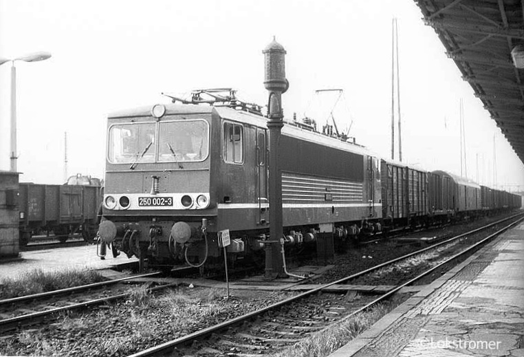 DR 250 002 am 31.05.1984 mit einem Postzug in Bitterfeld an Bahnsteig 5