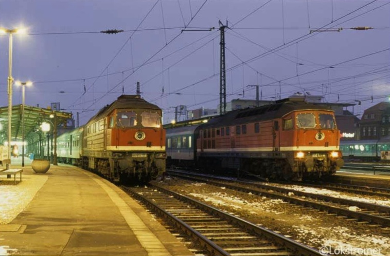 In der Morgendämmerung am 07.01.1995 stehen DB 232 216 und DB 232 121 mit ihren Regionalbahnen in Erfurt Hbf.