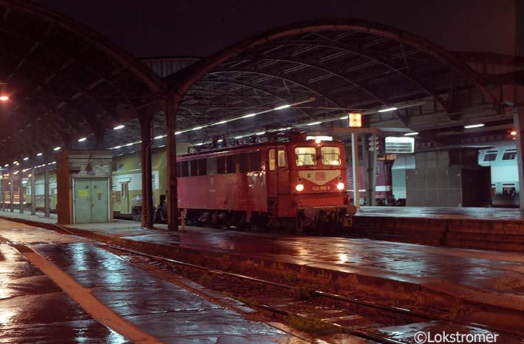 Bei Regenwetter steht DB 142 019 am 02.10.1994 mit einem Nahverkehrszug nach Eilenburg in Halle/Saale Hbf.