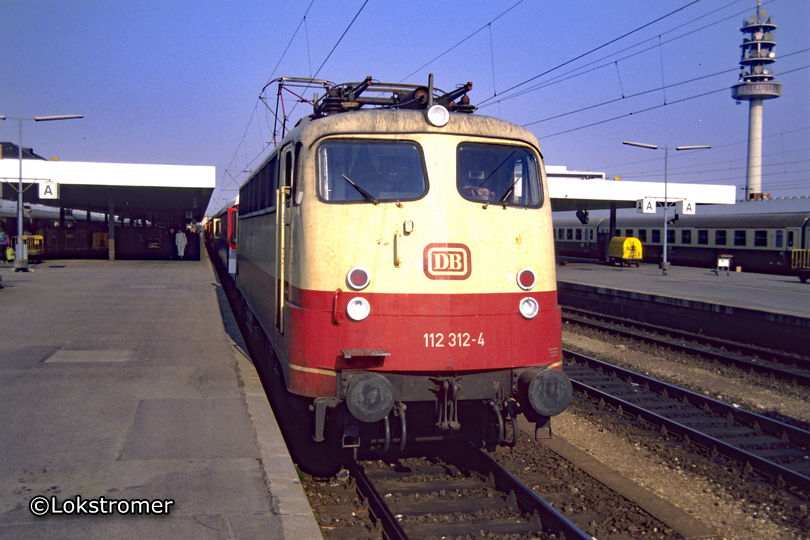 112 312 der DB mit Intercity in Richtung Frankfurt/M. in Hannover Hbf am 1. April 1990