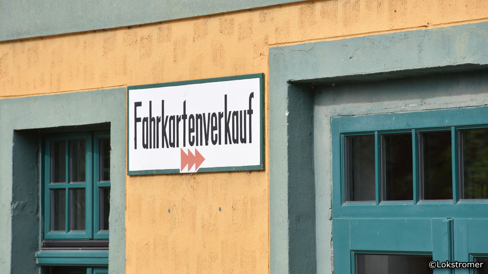 Hinweis am Bahnhof Göhren