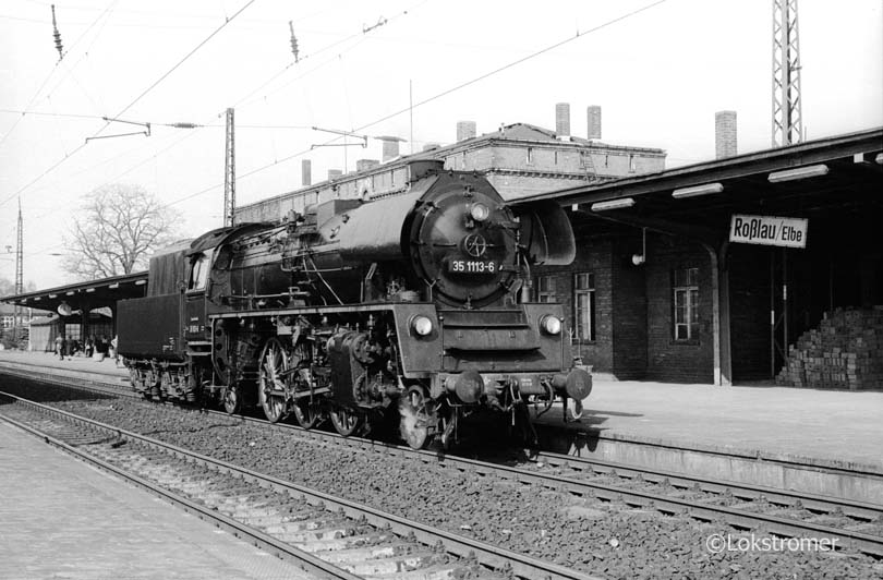 DR 35 1113 kommend von Eilzug E944 Dresden - Riesa - Dessau - Magdeburg in Roßlau/Elbe am 17.04.1983