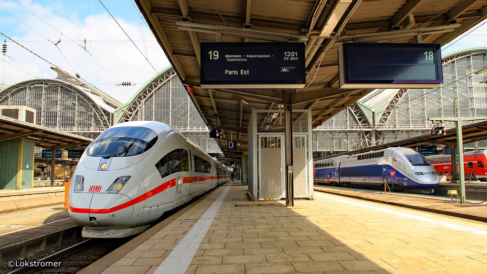 Am 22. März 2013 begegnen sich ICE 3M  (406 580) und  der SNCF TGV 4718 in Frankfurt/M. Hbf.