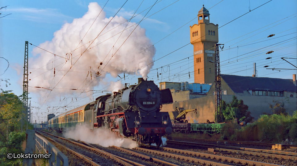 03 2204 mit einem Schnellzug nach Halle/S. bei Ausfahrt aus Merseburg am 10. Oktober 1993
