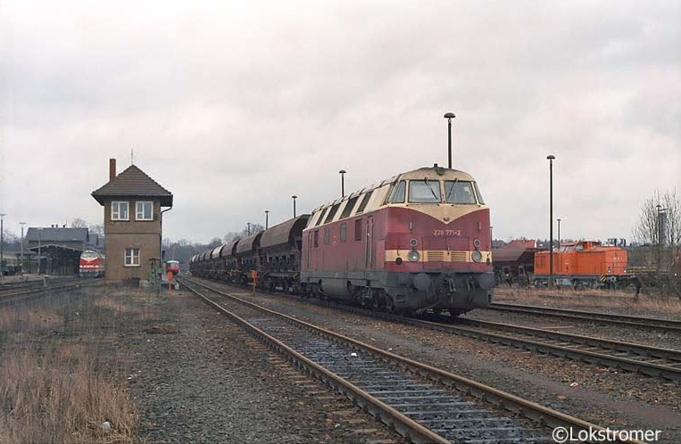 Am 04.03.1994 an einem ganz normalen Freitag in Arnsdorf bei Dresden - Kamenzer DB 228 771 mit Nahgüterzug, DB 298 151 rechts im Rangierdienst, U-Boot DB 219 007 mit Nahverkehrszug nach Dresden und Ferkeltaxe DB 972 745 für die Verbindung nach Pirna über Dürrröhrsdorf 