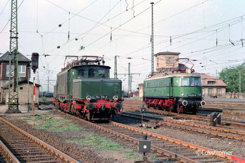DR 254 106 und DR 218 019 begegnen sich anlässlich von Einsätzen vor Planzügen am 27.05.1989 in Leipzig Hbf