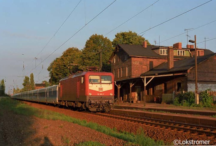 DB 112 103 mit Talgo-Schlafwagenzug als InterCityNight nach Berlin in Brehna am 20.07.1994