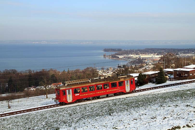 Auf der Rorschach-Heiden-Bergbahn war am 18.12.2009 der urige Zahnrad-Triebwagen ABDeh2/4-24 bergwärts bei Rorschacherberg unterwegs auf dem Weg nach Heiden.