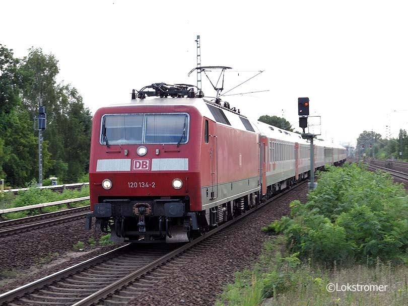 DB 120 134 mit dem Nachtzug EN453 Moskau - Paris am 11.8.2014 in Berlin-Jungfernheide