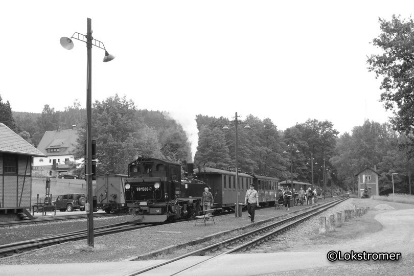 99 1568 ist mit einem Zug aus Jöhstadt in Steinbach angekommen